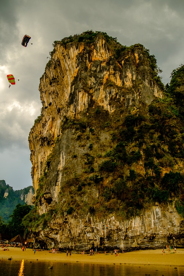 Que faire à Tonsai beach - Base-jumping