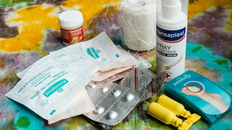 La santé en voyage - trousse à pharmacie