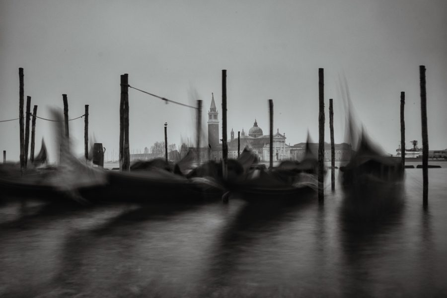 Carnaval de Venise gondoles en noir et blanc